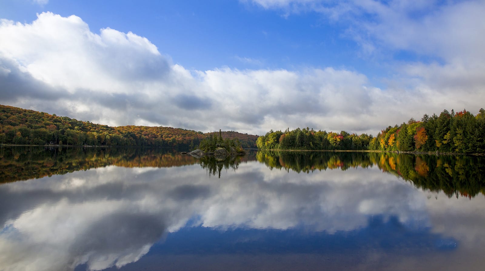 Beautiful fall leaf colours on an Algonquin Park lake